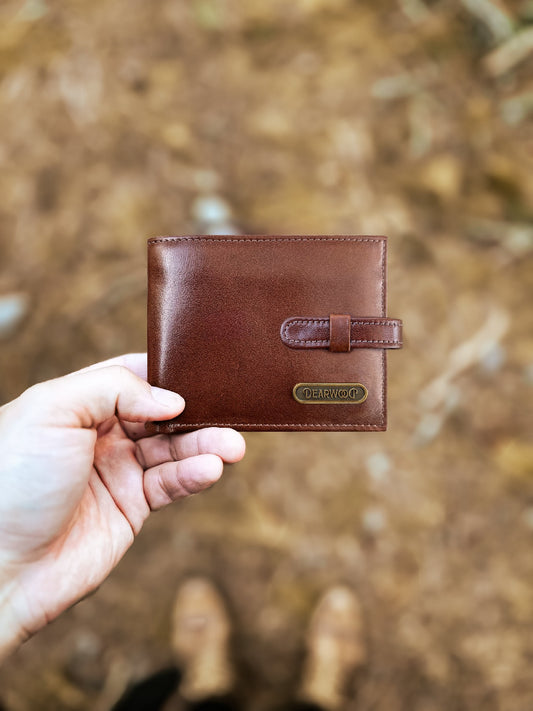 Billetera Hombre café Dearwood en uso con pasador