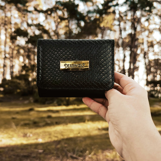 billetera de mujer negra pequeña dearwood sostenida