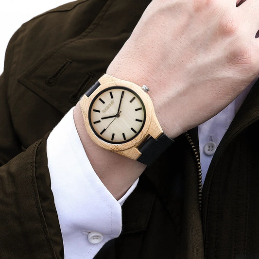 Reloj de madera Dearwood Ivory en uso