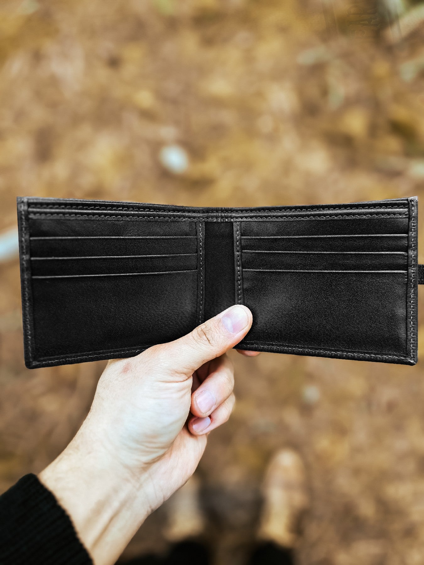 Billetera Hombre cuero clasica negra Dearwood con pasador abierta