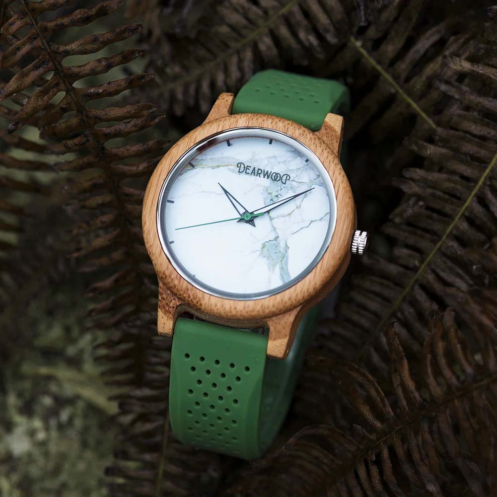 vista superior reloj de madera dearwood marmol verde