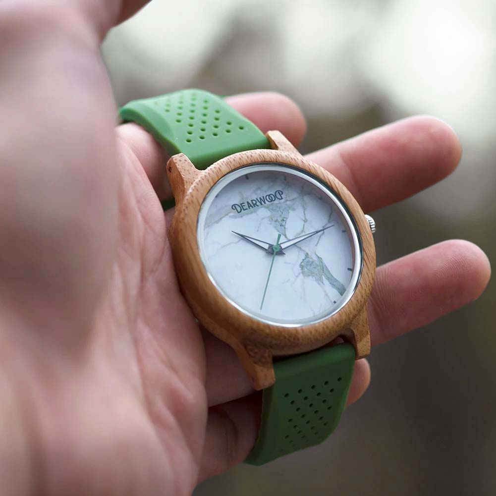 reloj de madera dearwood marmol verde sostenido