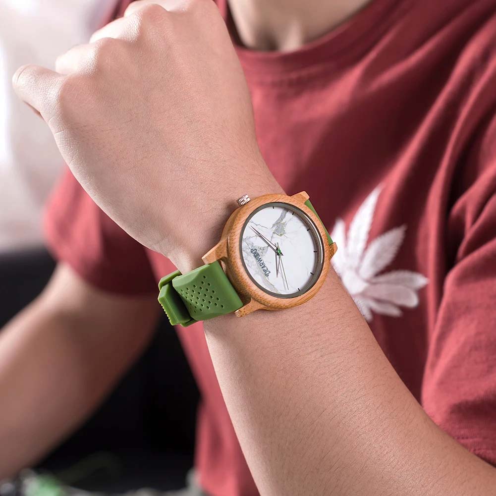 En uso reloj de madera dearwood marmol verde