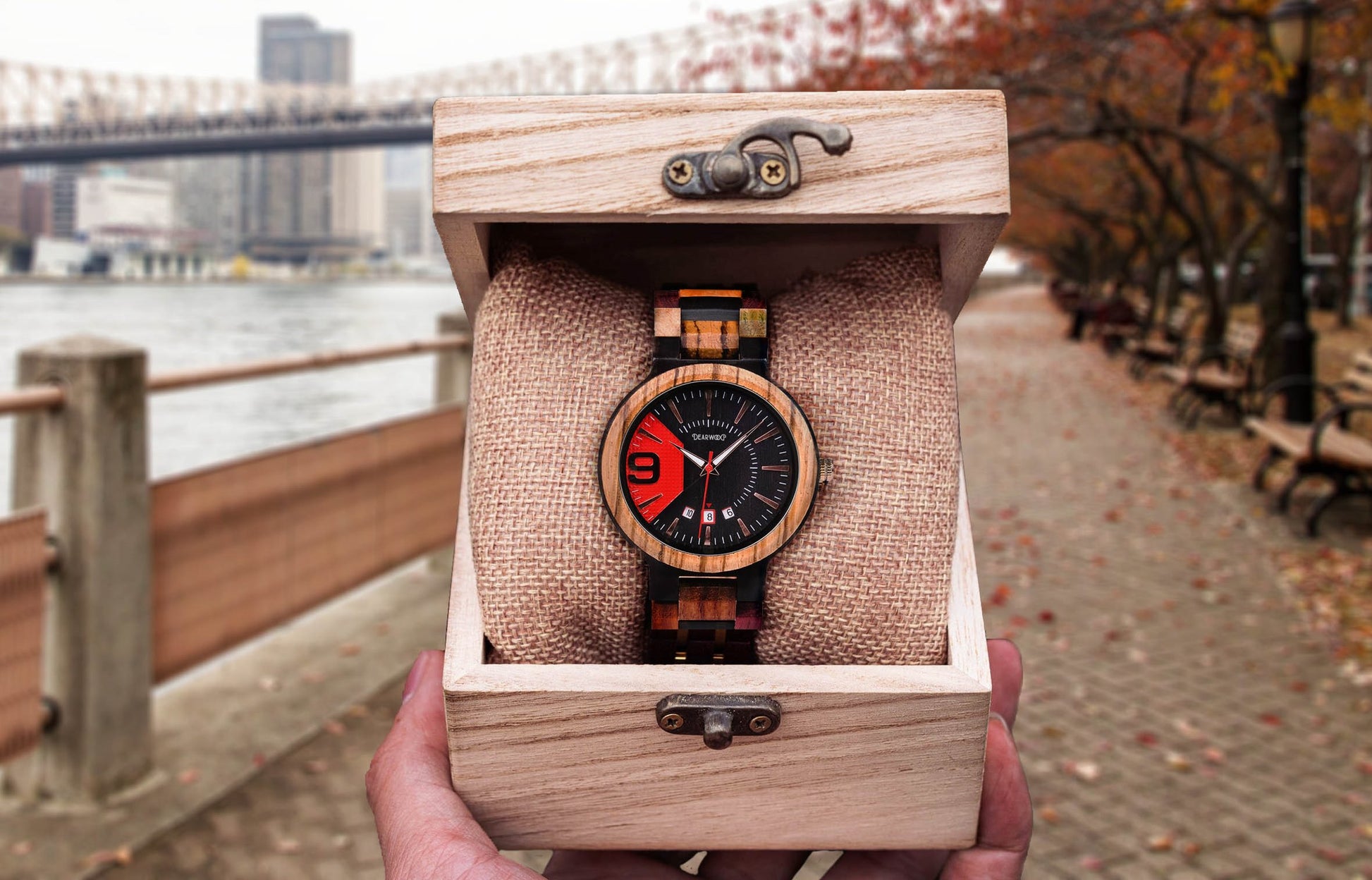  Reloj de Madera Halcón Nocturno Dearwood iamgen frontal