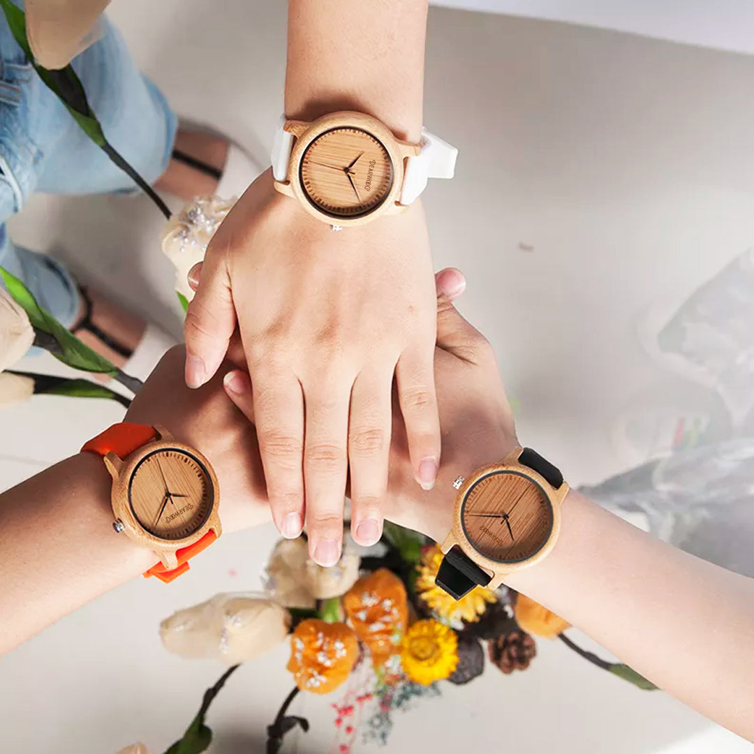 Reloj de Madera Los tres Prismas Dearwood en uso los 3 colores